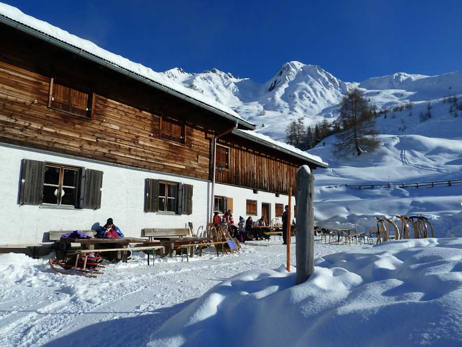 Die Stöcklalm ist im Winter eine beliebte Rodelhütte.