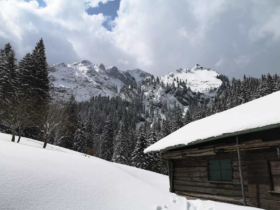 Die Kenzenhütte liegt im Naturschutzgebiet Kenzen in den bayerischen Ammergauer Alpen.