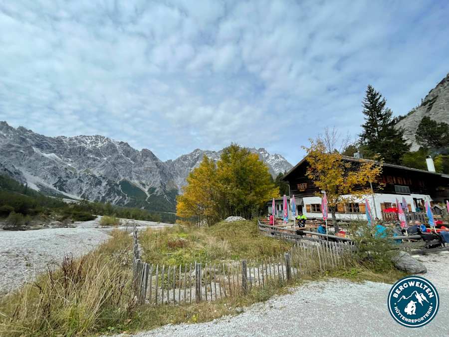 Die Wimbachgrieshütte steht im hinteren Wimbachtal am Fuß des Watzmanns im Nationalpark Berchtesgaden in Bayern.