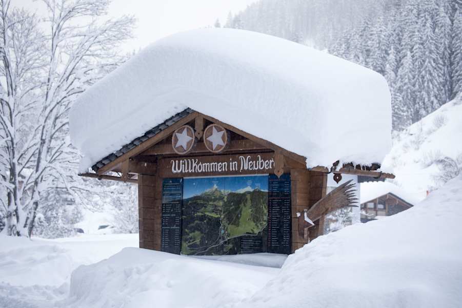 In der Salzburger Gemeinde Filzmoos versucht man Hausdächer von den gewaltigen Schneemassen zu befreien