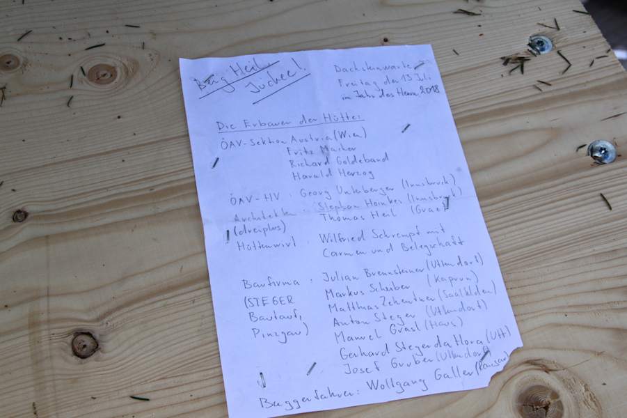 Nach alter Tradition wird auch ein Firstbrief verfasst und im Dach eingebaut