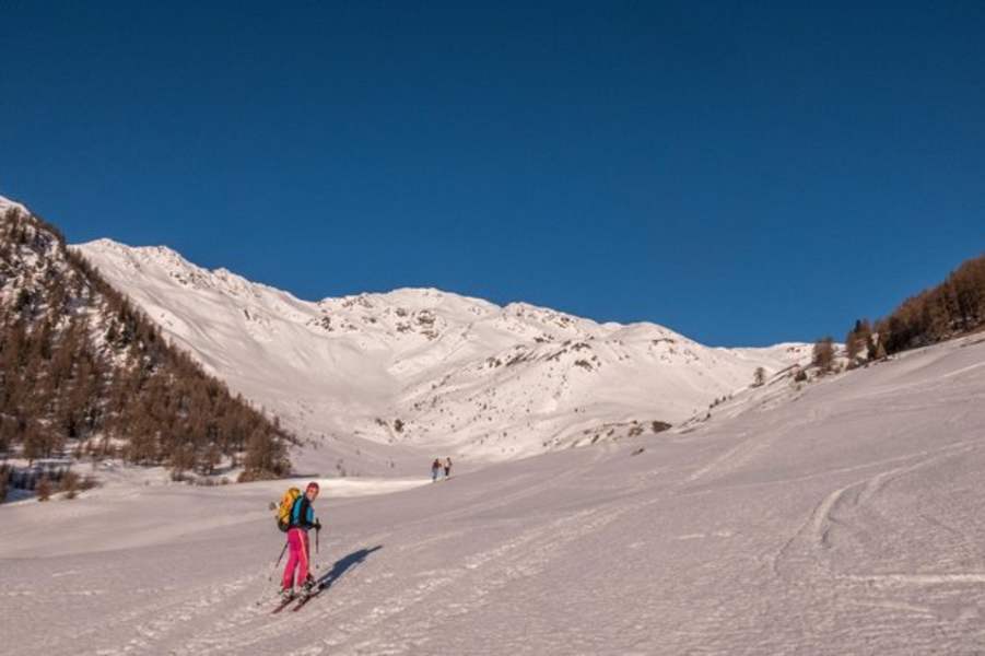 Auf den schneebedeckten Almwiesen der Stilfser Alm verwöhnt die Sonne