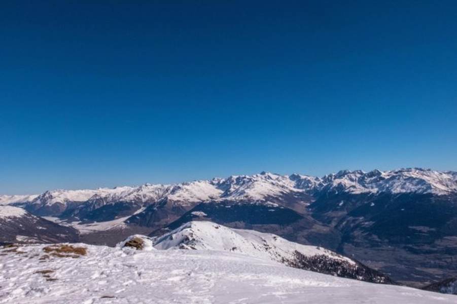 Während es im Tal bereits grün ist, herrschen auf den Gipfeln noch traumhafte Verhältnisse