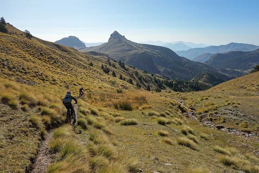 Vom La Croix de Veyre - die erste große Abfahrt führt über eine Alm und Weidelandschaft
