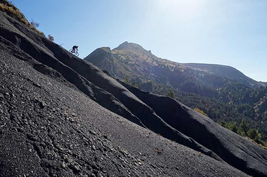 Die graue Erde wie hier im Ravin de lÈtoile ist typisch für die Trans Provence.