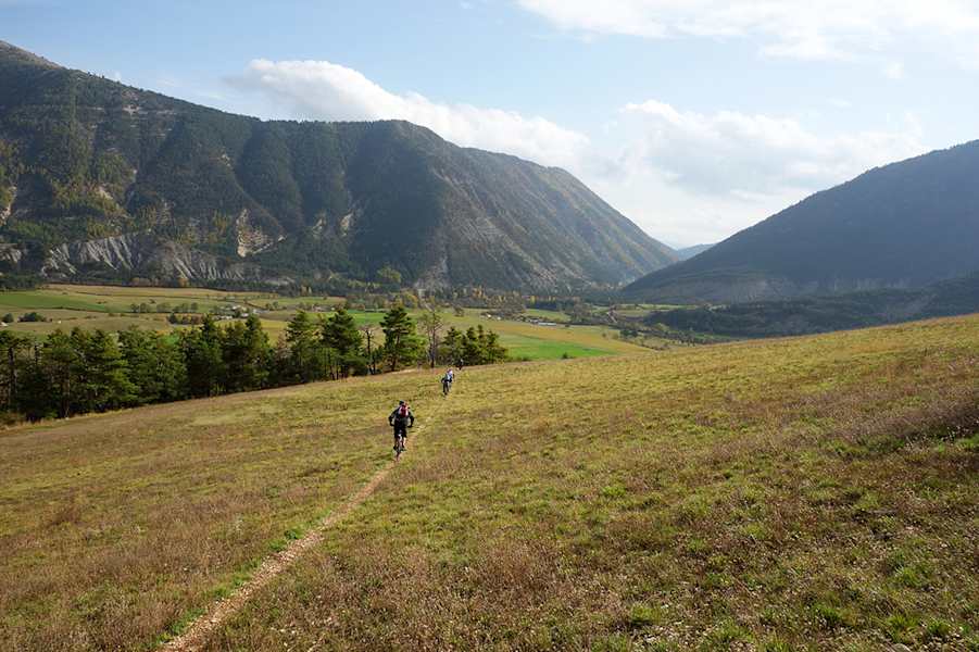 Der Wechsel von steilen Abfahrten und einsamen Weiten - auch das ist Trans-Provence.