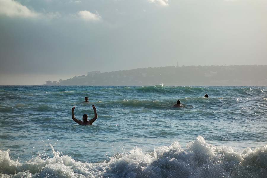 Baie du Soleil: Am Strand von Menton gibt es eine Abkühlung im Meer nach sechs intensiven Fahrtagen.