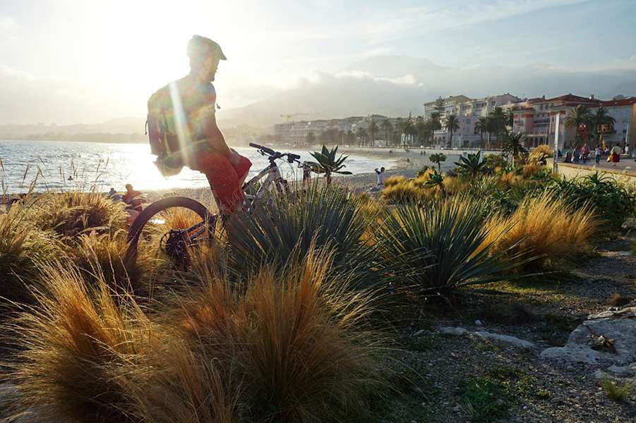 Die letzte Abfahr führt vom felsigen Hinterland der Côte d’Azur bis ans Meer. Nach den anstrengenden Trails ist das Cruisen entlang der Strandpromenade eine willkommende Abwechslung.
