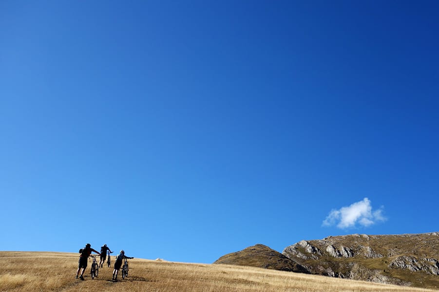 Nicht nur das Meer, auch der Himmel besticht an der Côte d’Azur durch besondere Blautöne. Schiebe- und Tragepassagen gehören in der Trans-Provence immer wieder dazu.
