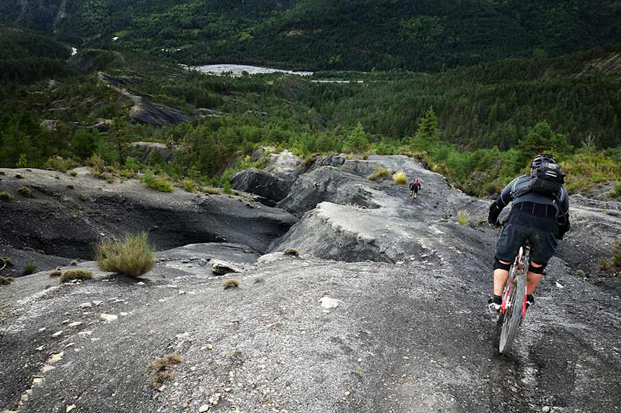 Durch Bilder wie dieses wurde die Trans-Provence bekannt. Die "graue Erde" kommt in den Zentralalpen nicht vor und gilt als geologische Besonderheit.