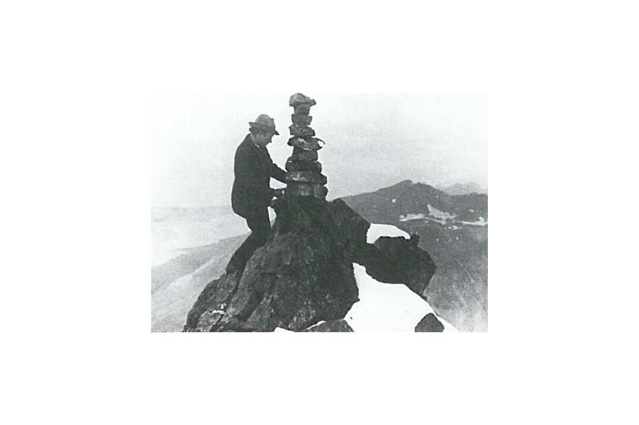 Emil Imboden, Sohn von Josef Imboden, errichtet 1899 einen Steinmann auf dem Imbodentind in Norwegen