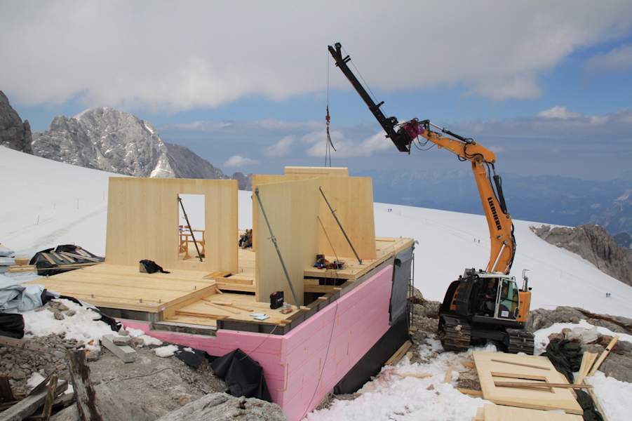 Zügig wird der Holzbau aufstellt.