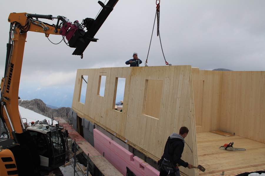 Die Seitenwände des 1. Geschosses messen 10 m Länge.