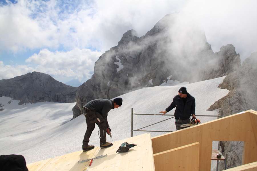 Montage der letzten Dachelemente