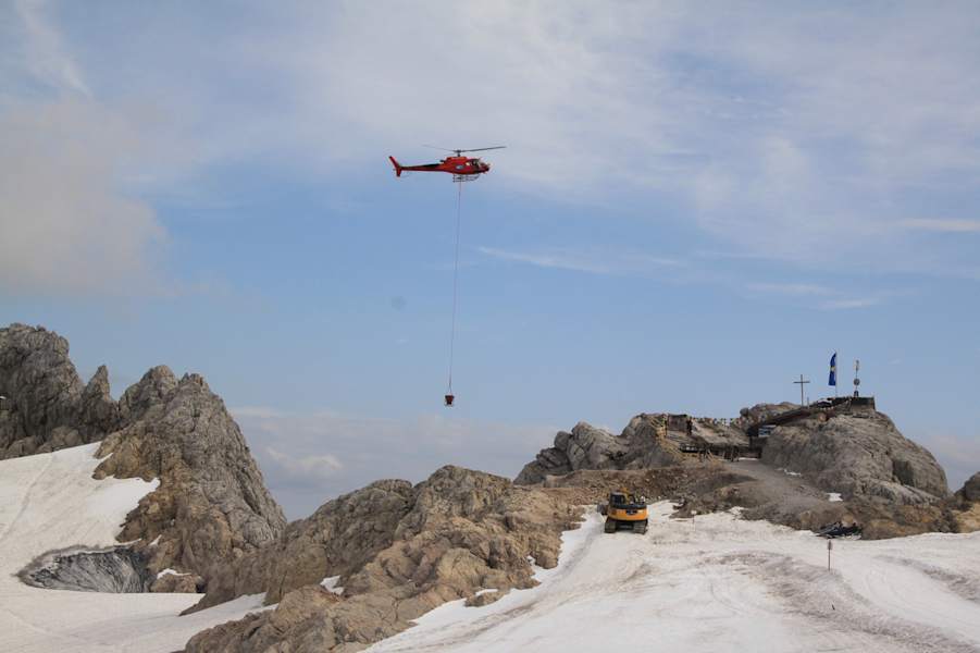 Der Beton für die Kellergeschosse muss per Hubschrauber auf die Baustelle geflogen werden.