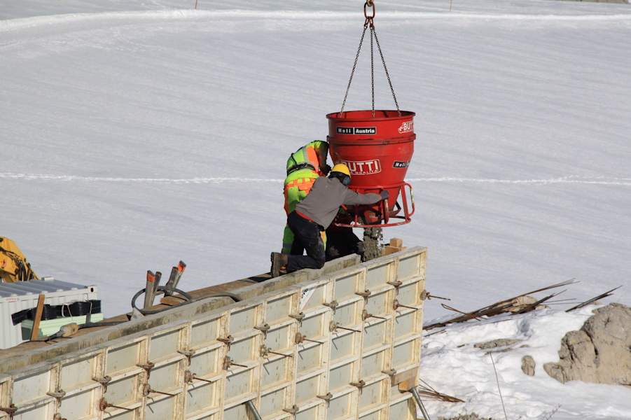 Der Betonkübel hängt durchgehend am Hubschrauber – gute Wetterverhältnisse sind unbedingte Voraussetzung für diese Arbeiten.