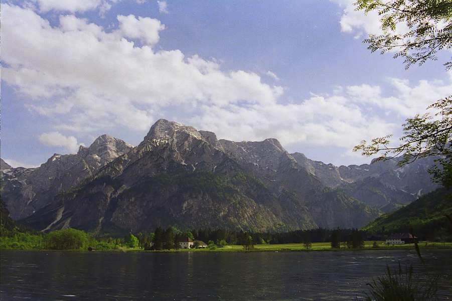 Der Kontrast könnte nicht größer sein – das grüne Wasser des Almsees und das karge Tote Gebirge im Hintergrund