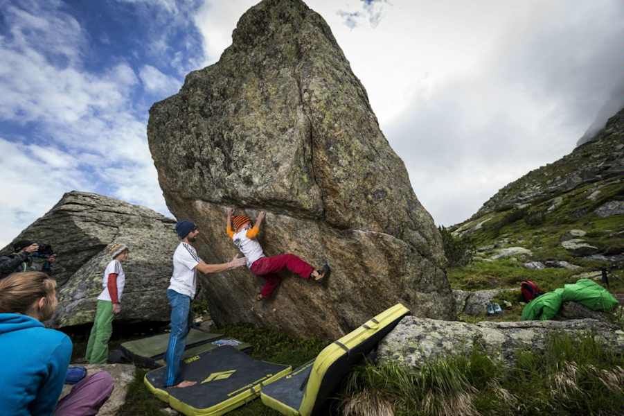 Bernd Zangerl unterrichtet Kinder im Bouldern