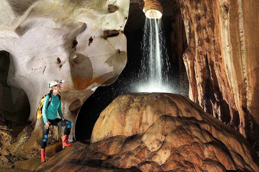 Gina Moseley in der Racer Cave in Borneo