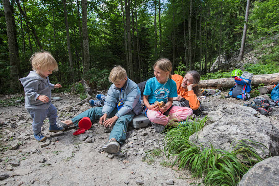 Die ganze Familie auf Kletterausflug
