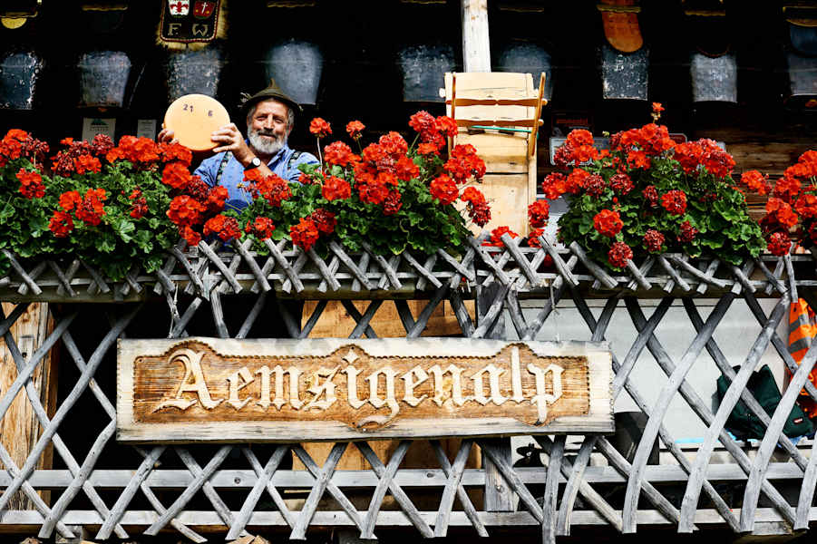 Pilatus in der Schweiz: Käsen auf der Aemsigenalp