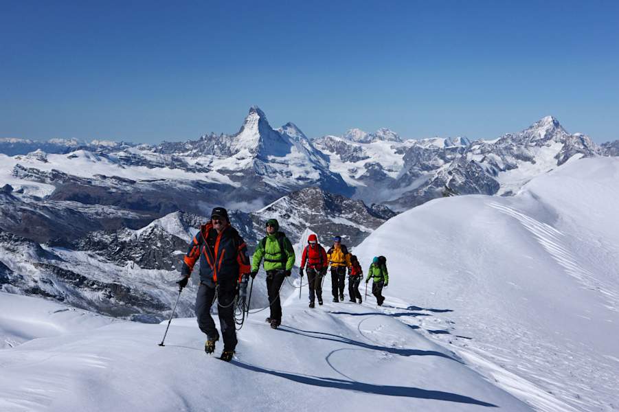 Allalinhorn in den Walliser Alpen: Matterhorn im Hintergrund