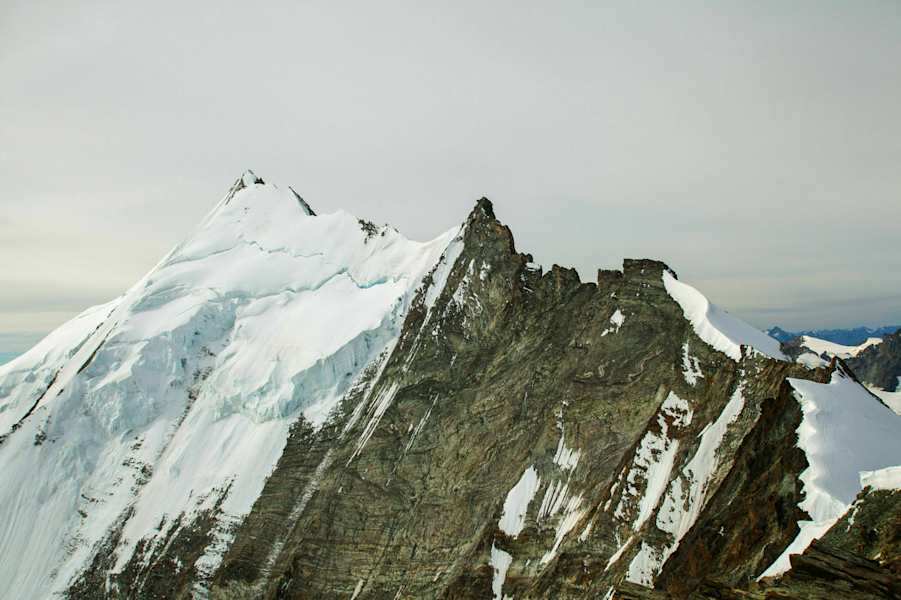 Bishorn in der Schweiz: Blick auf die schneebedeckte Kette der Walliser Alpen