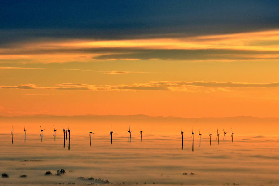 Blick über den im Nordburgenland gelegenen Windpark Parndorf nach Süden Richtung Leithagebirge
