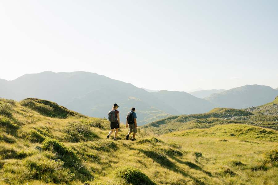 Gemütliches Wandern durch das grüne Tiroler Alpbachtal.