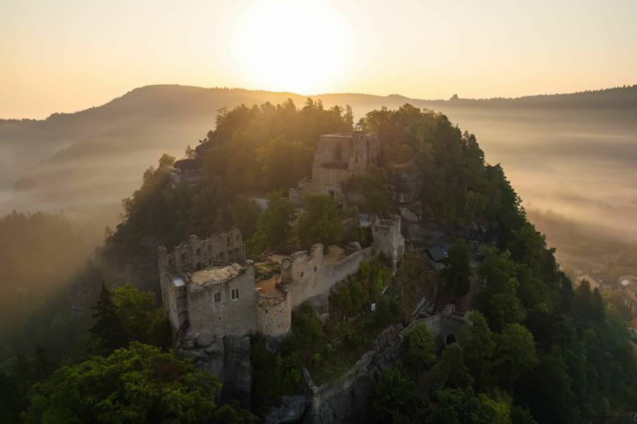 Mystisch: Die Burgruine Oybin im Herbstlicht.