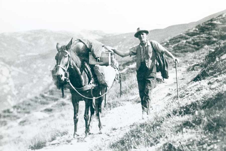 1928: Robert Mathies beim Säumen auf die Stuttgarter Hütte am Arlberg in Tirol