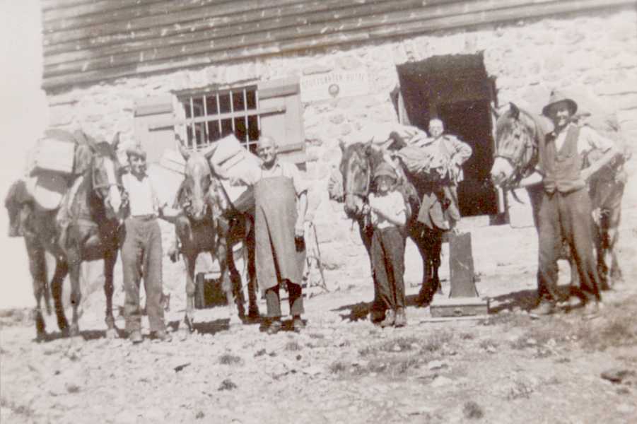 1942: Säumer vor der Stuttgarter Hütte am Arlberg in Tirol