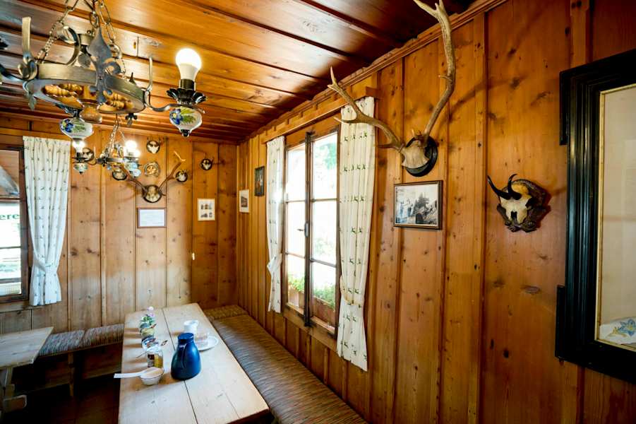 Die Gaststube der Hütte ist sehr gemütlich.