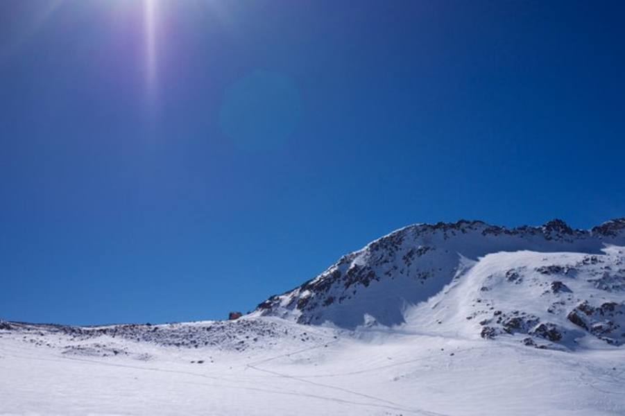 Da grüßt sie her, die Similaunhütte am Niederjoch