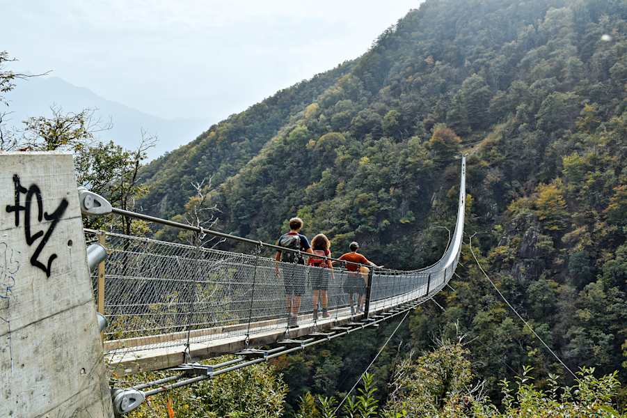 Die Tibetische Brücke ist 270 Meter lang und überspannt das Val di Sementina.