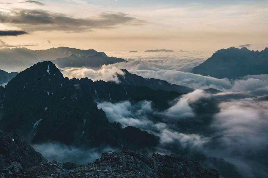 Im Sommer ist Roman genauso gerne in den Bergen wie im Winter. Dabei zieht es ihn oft auch spontan mit seiner Freundin Helena Zink hinaus in die Berge. Hier sieht man den Ausblick vom großen Solstein auf die Erlspitze.