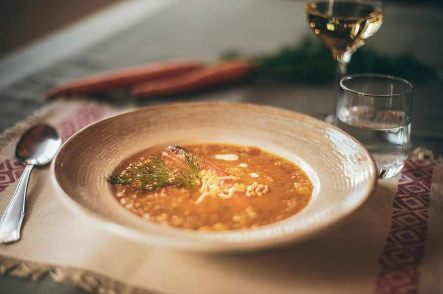 Diverse reichhaltige Suppen mit Hülsenfrüchten stehen auf der Speisekarte.