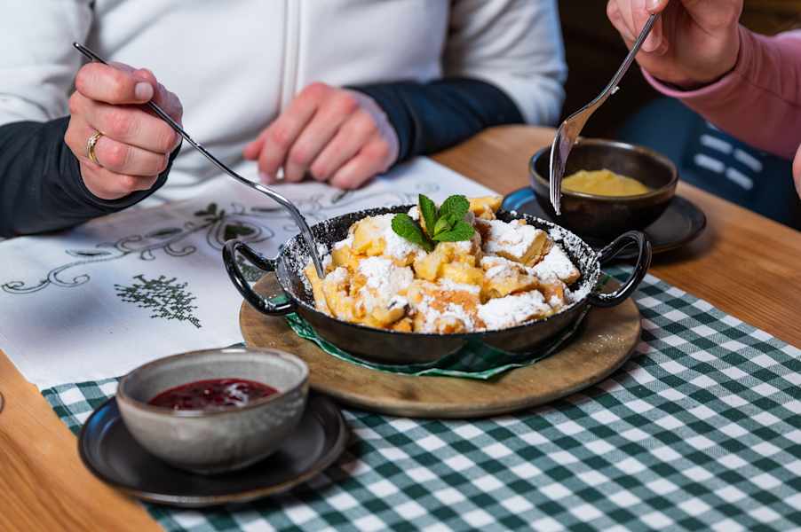 Auf den Hütten im Skigebiet Hochkönig isst man ausgezeichnet.