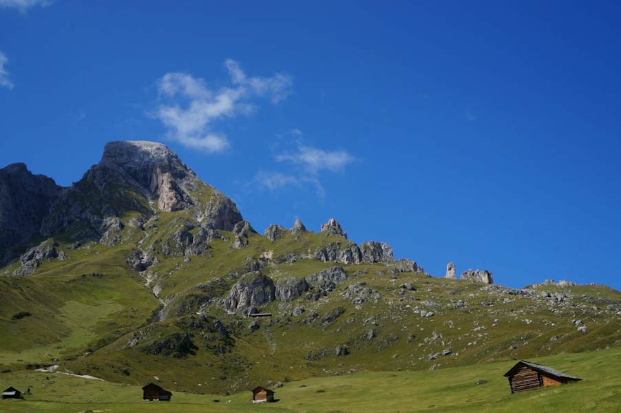 Am Fusse des Peitlerkofels breiten sich wunderschöne Almen aus.