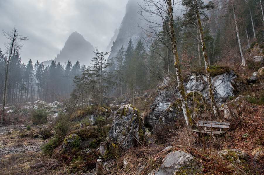 Ursprung-Bankerl am Fuße der Weißenbacher Mauern