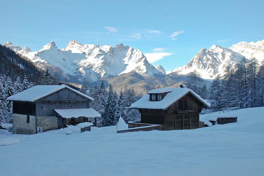 Der Weiler Cornigian am Passo Cibiana - im Hintergrund Tamèr-Gruppe