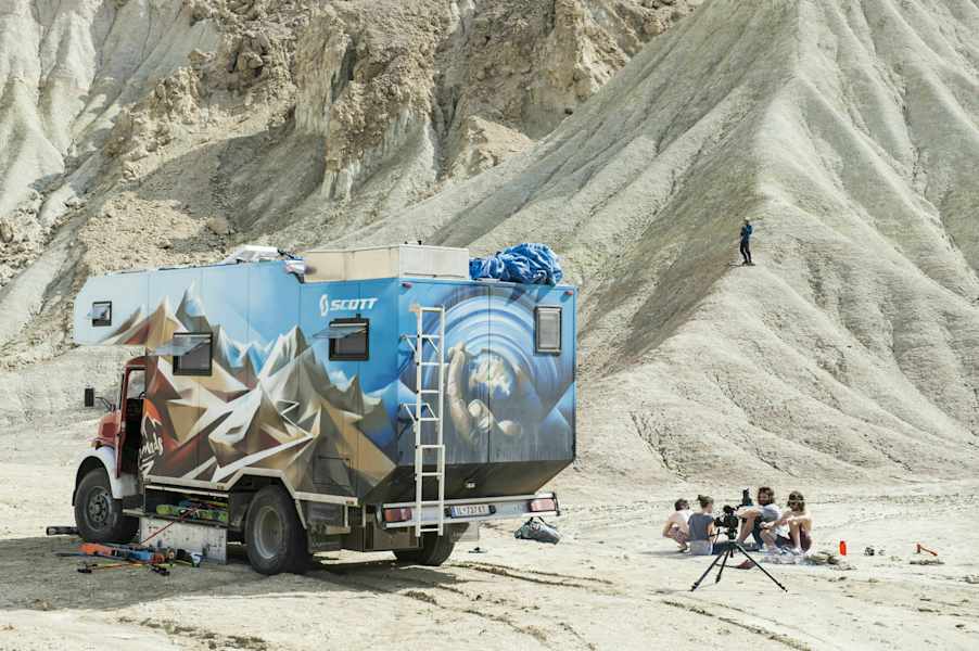 „Snowmads – A Journey Towards Eastern Suns“