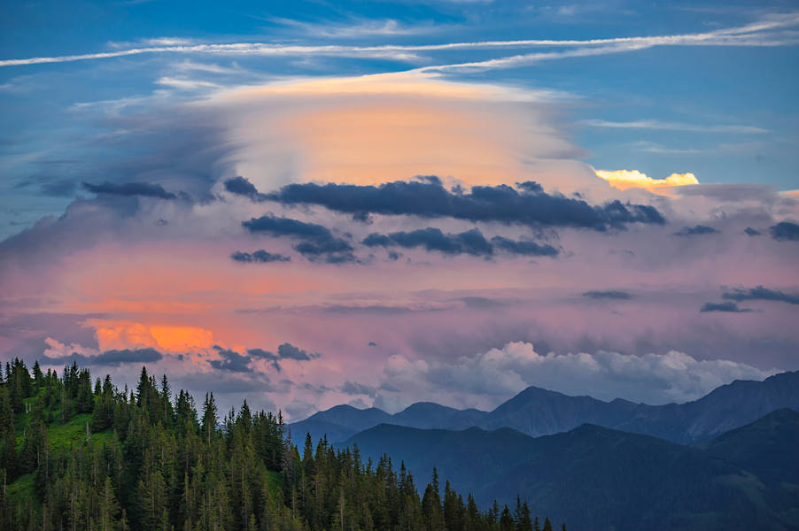 Ein Gewitter zieht im Süden vorbei. Cumulunimbus-Wolke über den Seckauer Tauern