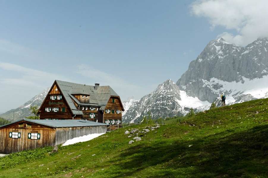 Die Austriahütte im Dachsteingebirge in der Steiermark (Österreich)