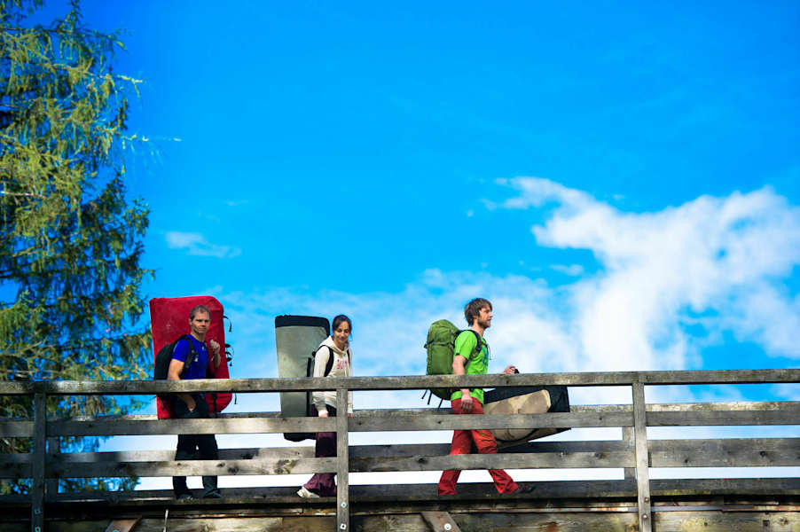 Motiviert auf dem Weg zum Bouldergebiet: Bernhard Schwaiger mit seinen Freunden Leni und Karl