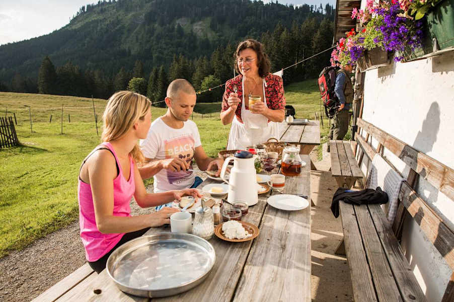 Auf der Ebenforstalm wird hauseigener Käse serviert