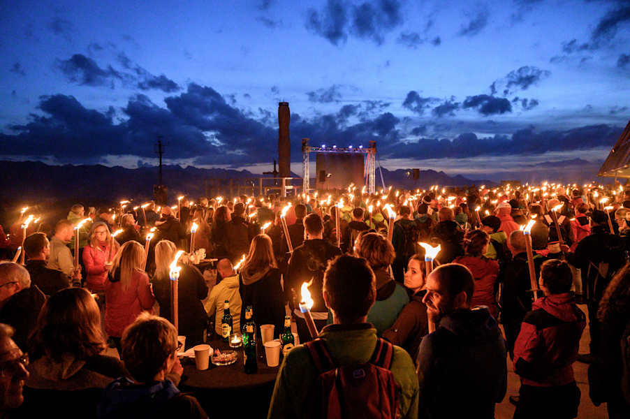 Bei der Gedenkfeier David Lamas