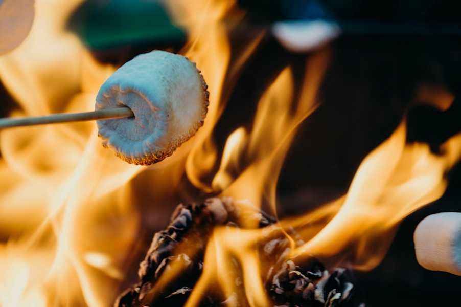 Auch Marshmallows kann man übers Lagerfeuer halten