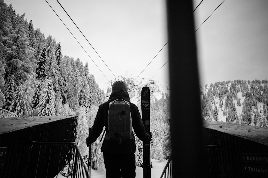 Wer auf die Gondel wartet, kann entweder auf sein Mobiltelefon starren oder einfach den Moment der Ruhe genießen