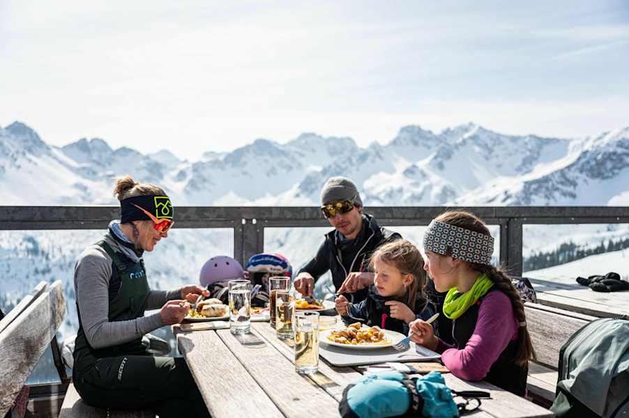 Zwischendurch braucht es eine Stärkung in einer der zahlreichen Skihütten. 